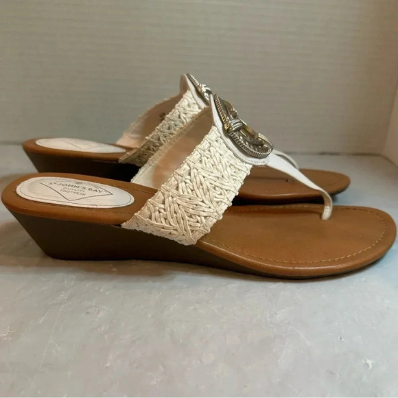 St. John's Bay White T-Strap Thong Sandals Circle Ring - Picture 6 of 6